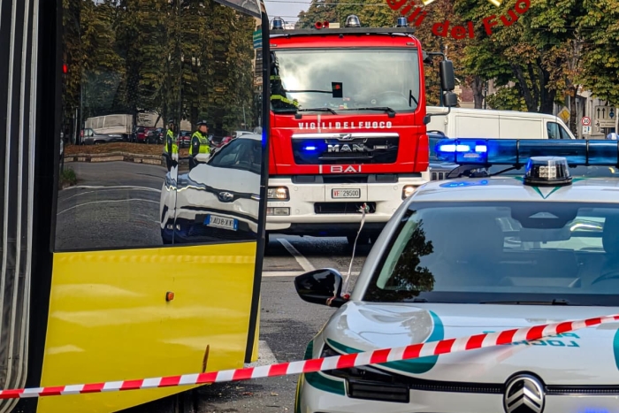 Torino, incidente in corso Einaudi: tram si scontra con un  furgoncino  e deraglia
