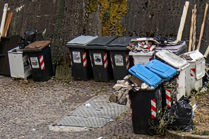 Alpignano, rifiuti abbandonati: tre persone multate per 3.000 euro