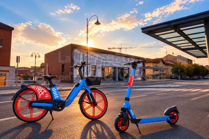 Venaria, 165 mezzi per muoversi in città: arriva il servizio di micromobilità Dott con monopattini e biciclette