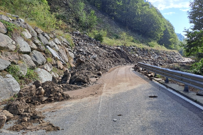 Chiusa la SP 255 della Val Clarea, sono stati parzialmente rimossi i detriti dalla strada per consentire a un gruppo di villeggianti di scendere a valle