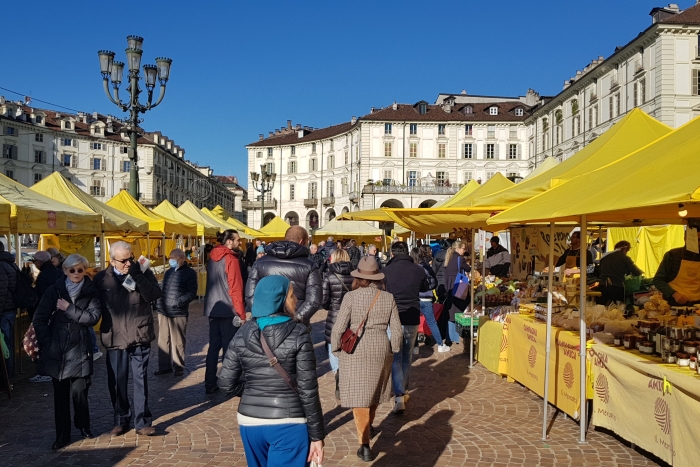 Domenica 17 dicembre 2023, il mercato di Campagna Amica in Piazza Vittorio Veneto a Torino si trasforma in un luogo magico. 