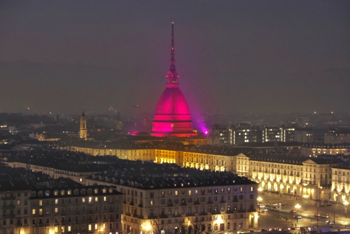 A 100 giorni dalla Grande Partenza del Giro d'Italia 2024, Torino, Venaria Reale e altre città si illuminano di rosa.