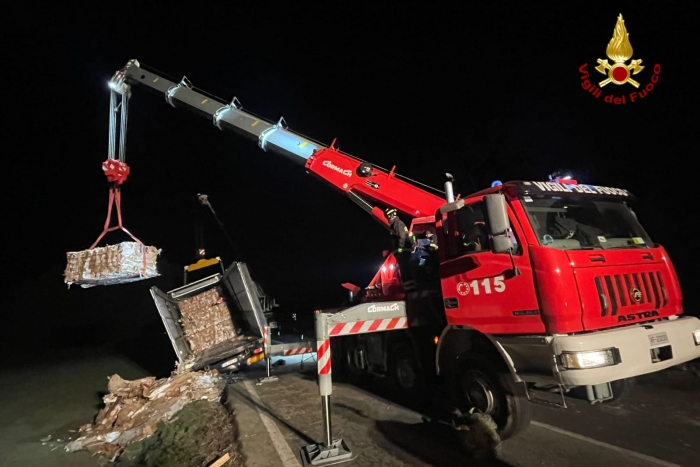 Incidente stradale a Romano Canavese: i Vigili del Fuoco sono intervenuti per un camion in bilico sulla SS26
