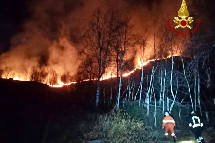 Drammatico incendio in Alta Valle Elvo - L intervento dei Vigili del Fuoco e volontari per salvare il territorio
